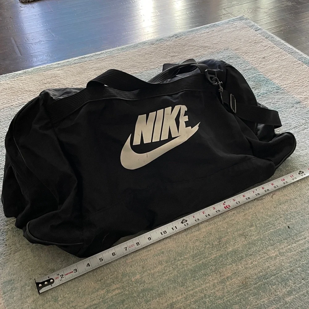 Nike training bag black approx 27” length large duffel bag sports travel size